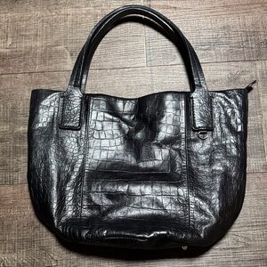 Chic Black Crocodile-Patterned Tote Bag